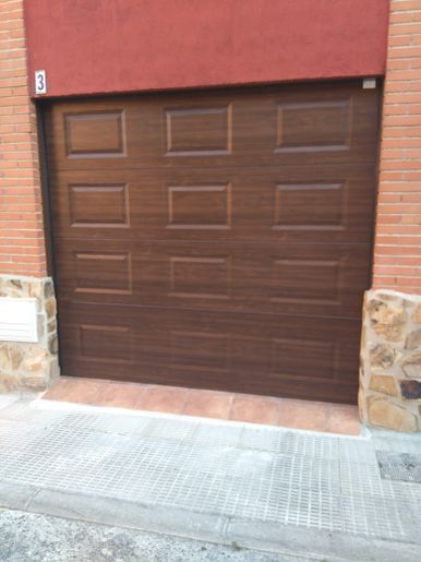 Puerta seccional madera