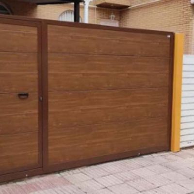 Puertas seccionales color madera y puerta de acceso a vivienda