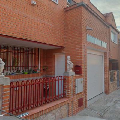 Vista de fachada con puerta seccional instalada