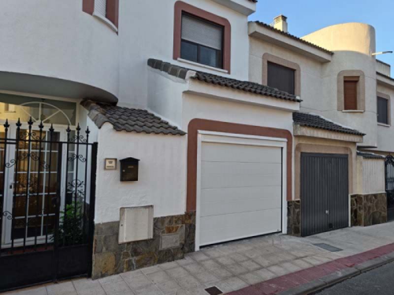 Puertas seccionales blanca para garaje