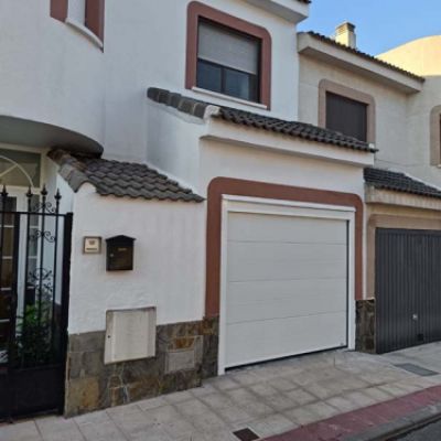 Puertas seccionales blanca para garaje