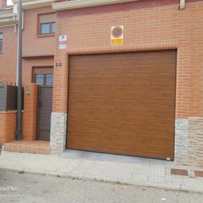 Puertas seccionalesen color madera