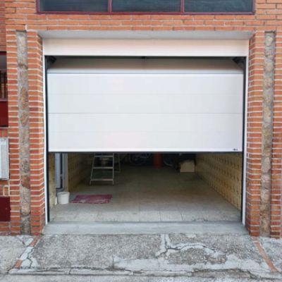 Puerta seccional blanca entreabierta