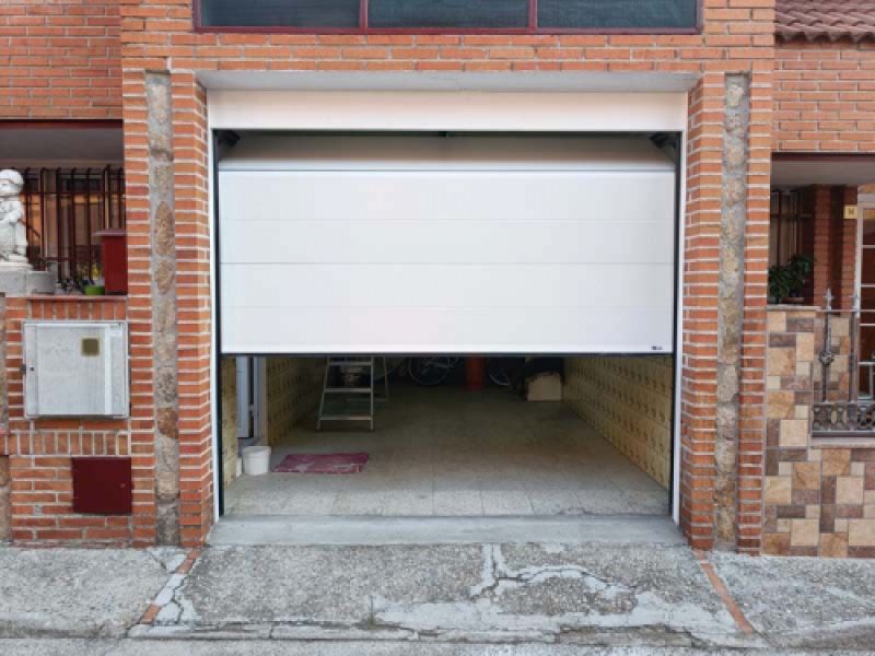 Puerta seccional blanca entreabierta