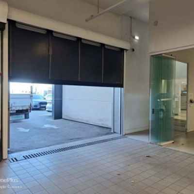 Puerta rápida de lona en media apertura