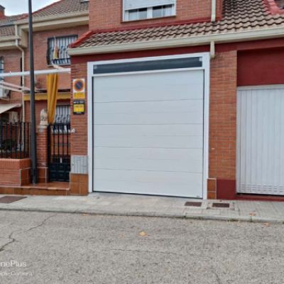 Puertas seccionales blanca para garaje