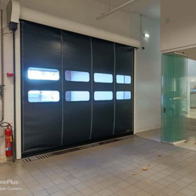 Puerta rápida de lona cerrada