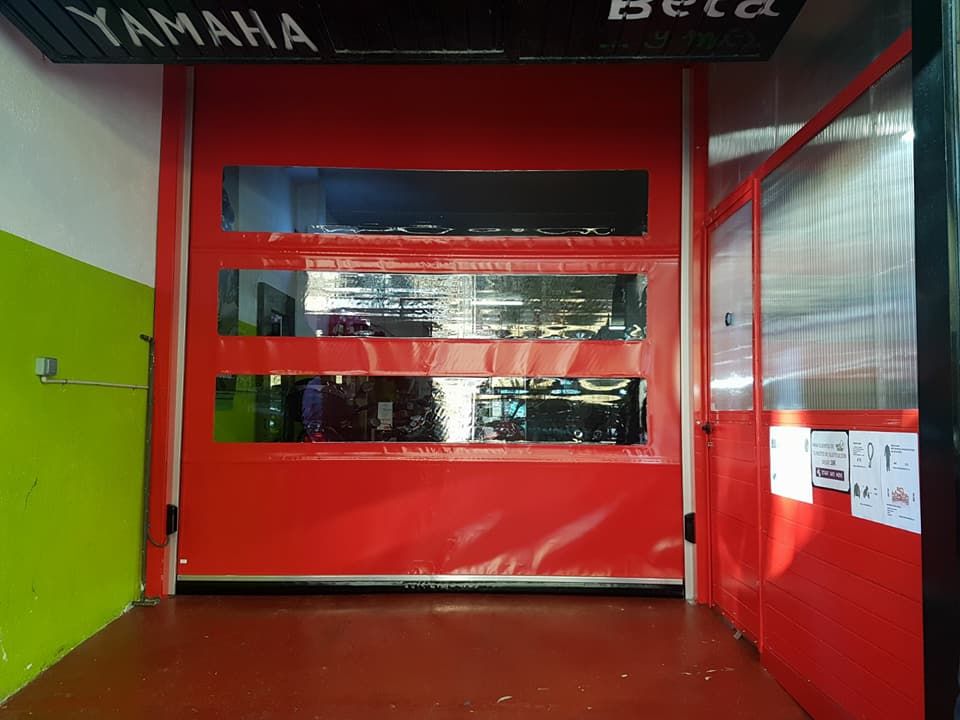 Puertas rápidas Yamaha con cuadro inverter