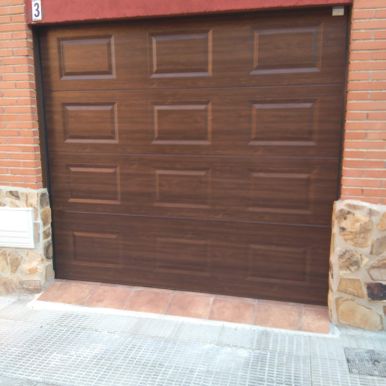 Puerta seccional madera